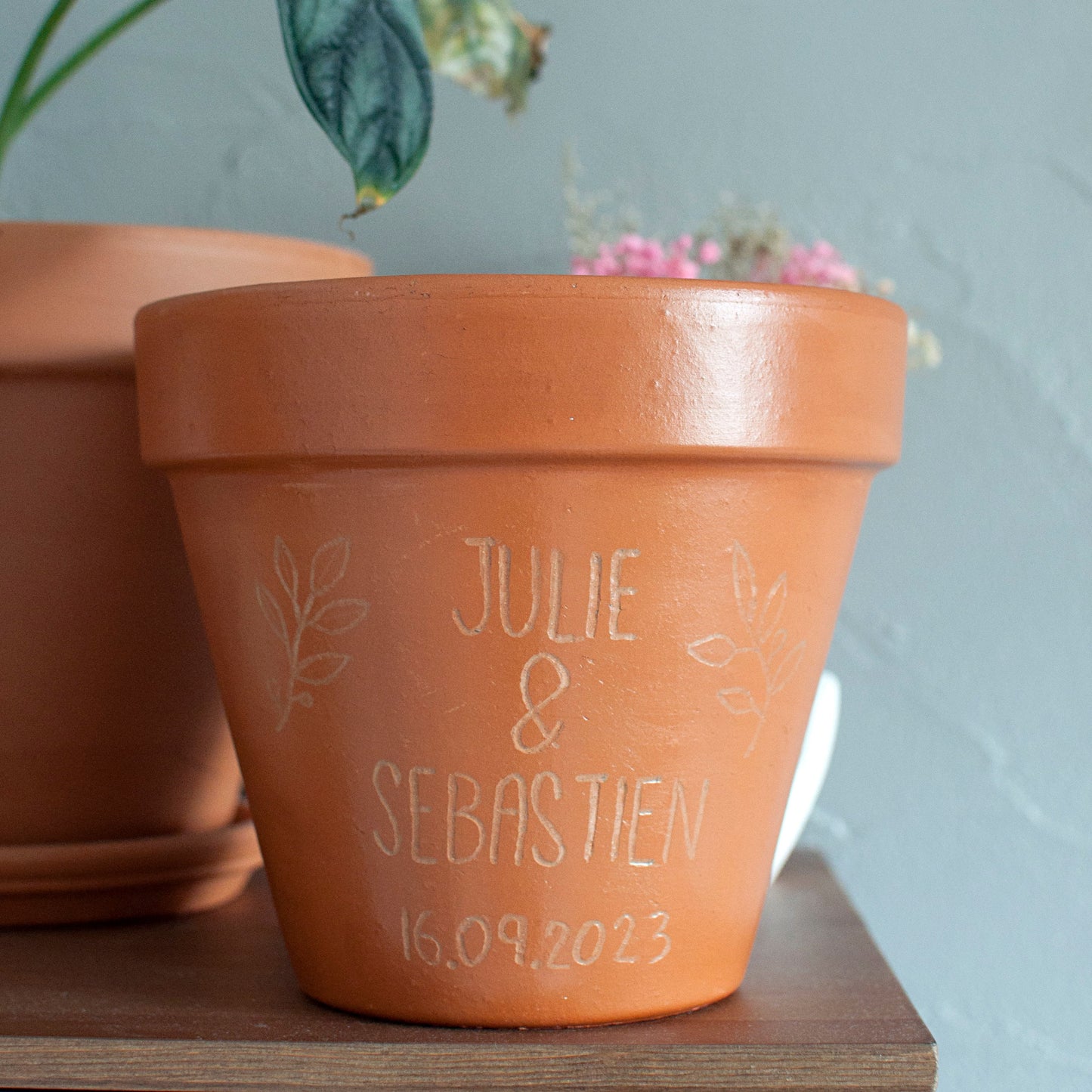 Cache pot / Pot de fleurs en terre cuite personnalisé, gravure personnalisable