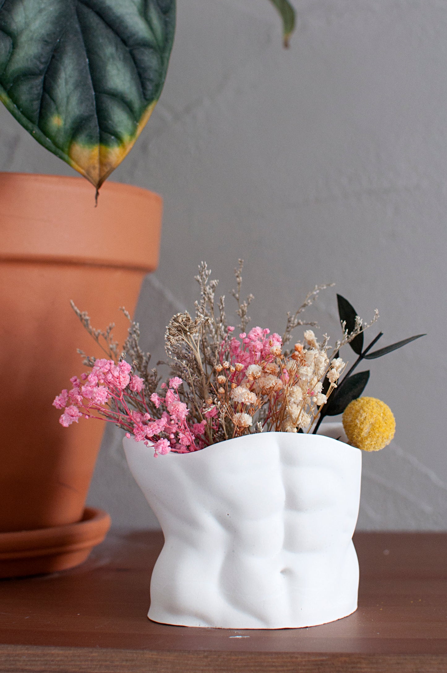 Vase pour fleurs séchées ou pot à crayon en Jesmonite : Mister bidou