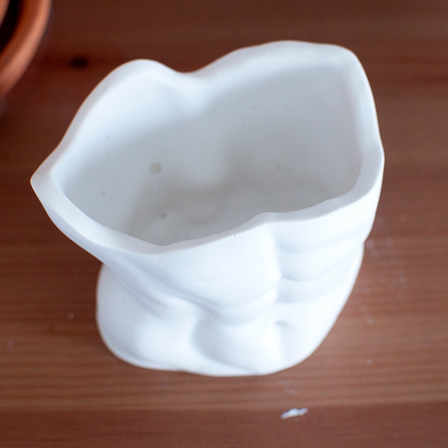 Vase pour fleurs séchées ou pot à crayon en Jesmonite : Mister bidou