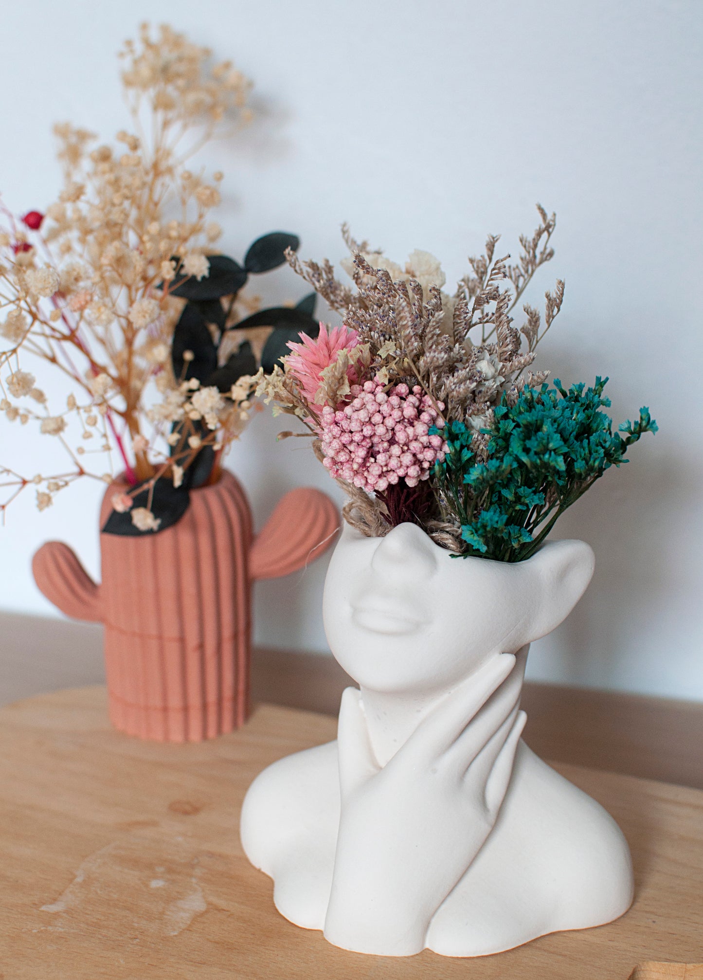 Vase pour fleurs séchées : Visage avec main en Jesmonite - Blanc