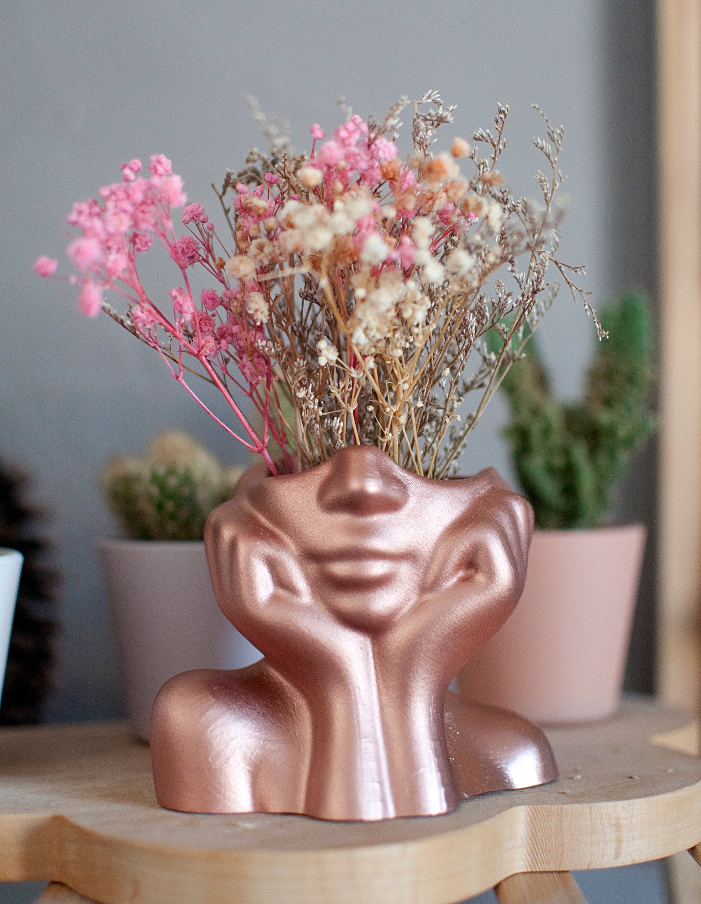 Vase pour fleurs séchées en Jesmonite : Visage féminin / couleur cuivré