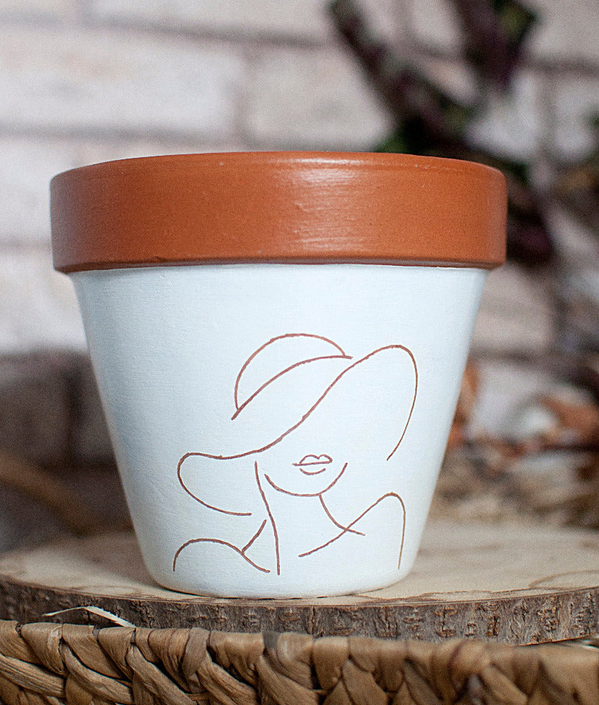 Cache pot / Pot de fleurs en terre cuite gravé : Mona