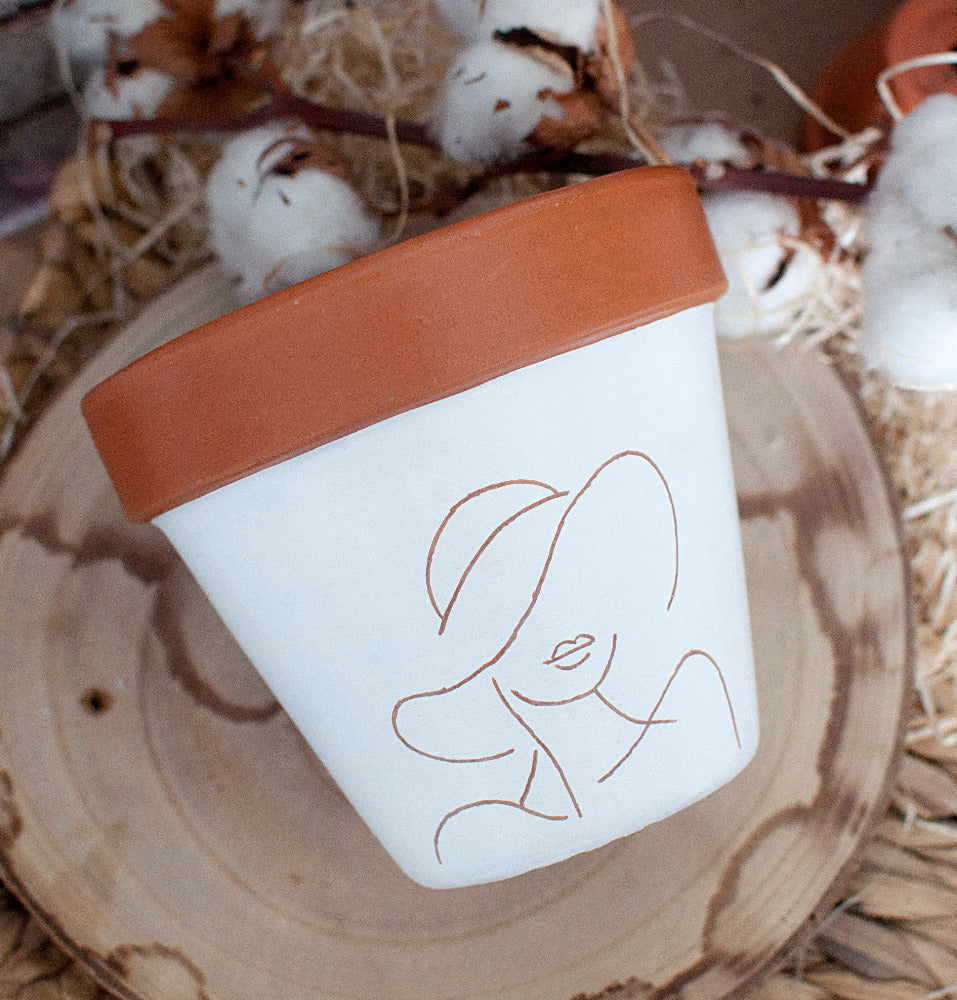 Cache pot / Pot de fleurs en terre cuite gravé : Mona