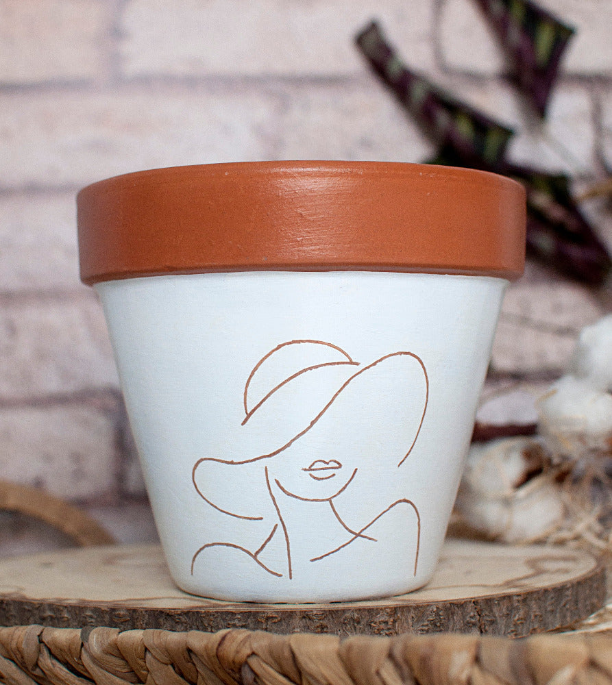 Cache pot / Pot de fleurs en terre cuite gravé : Mona