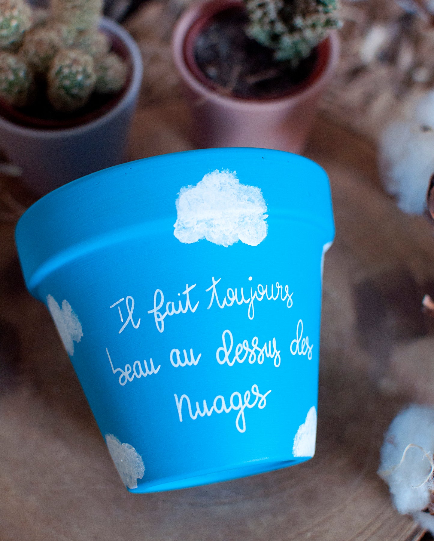 Cache pot / Pot en terre cuite : « il fait toujours beau au dessus des nuages »
