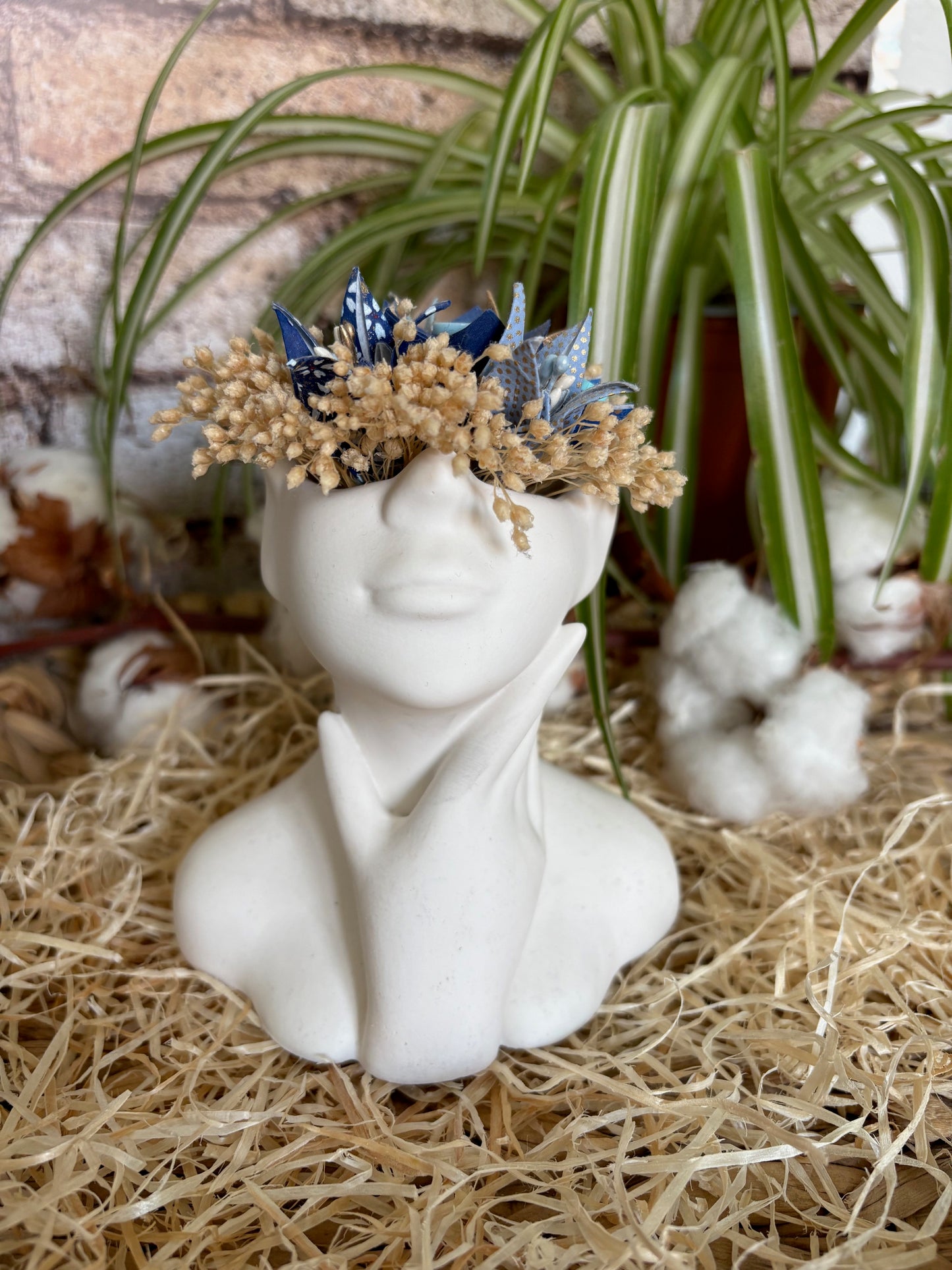 Vase pour fleurs séchées : Visage avec main en Jesmonite - Blanc