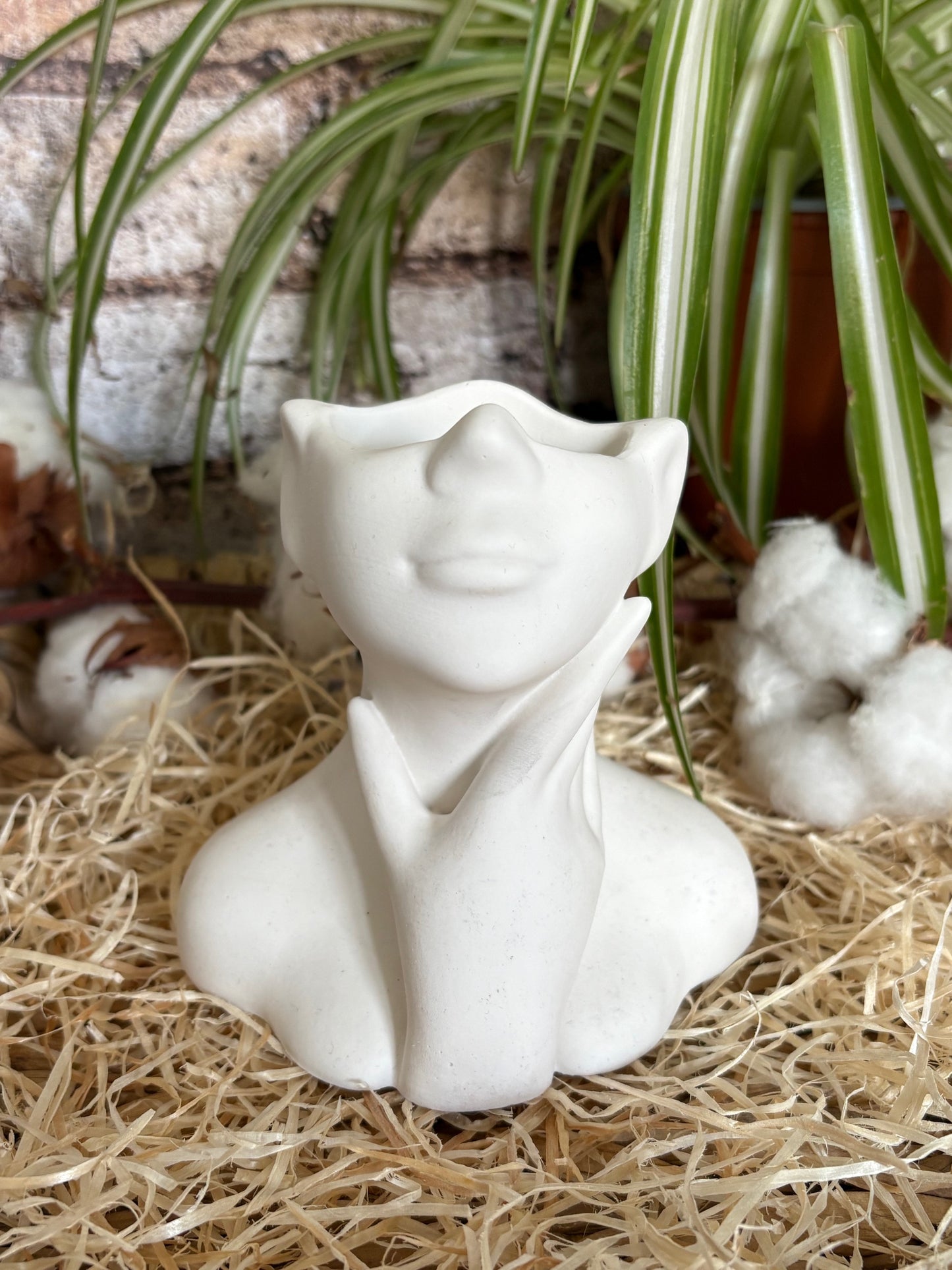 Vase pour fleurs séchées : Visage avec main en Jesmonite - Blanc