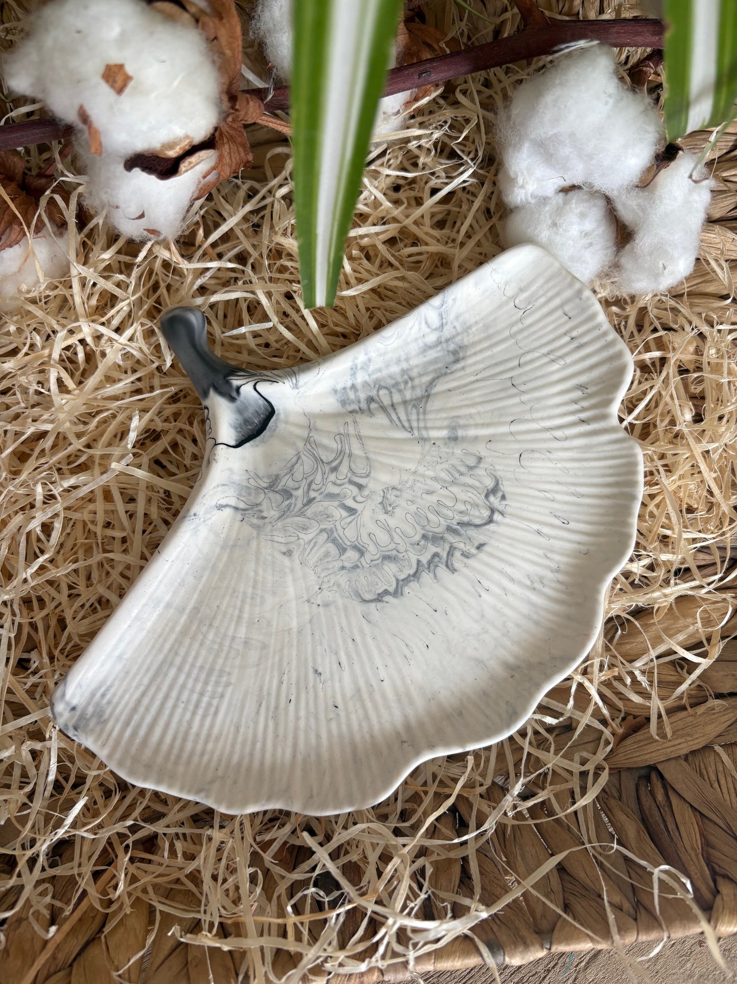 Plateau décoratif / vide poche en Jesmonite : Feuille de Ginkgo - Marbré