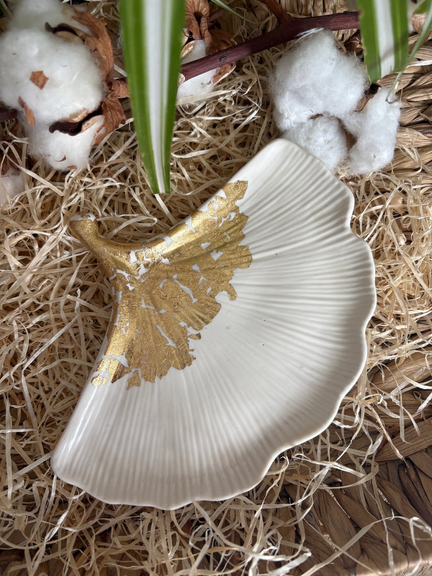 Plateau décoratif / vide poche en Jesmonite : Feuille de Ginkgo avec feuilles doré