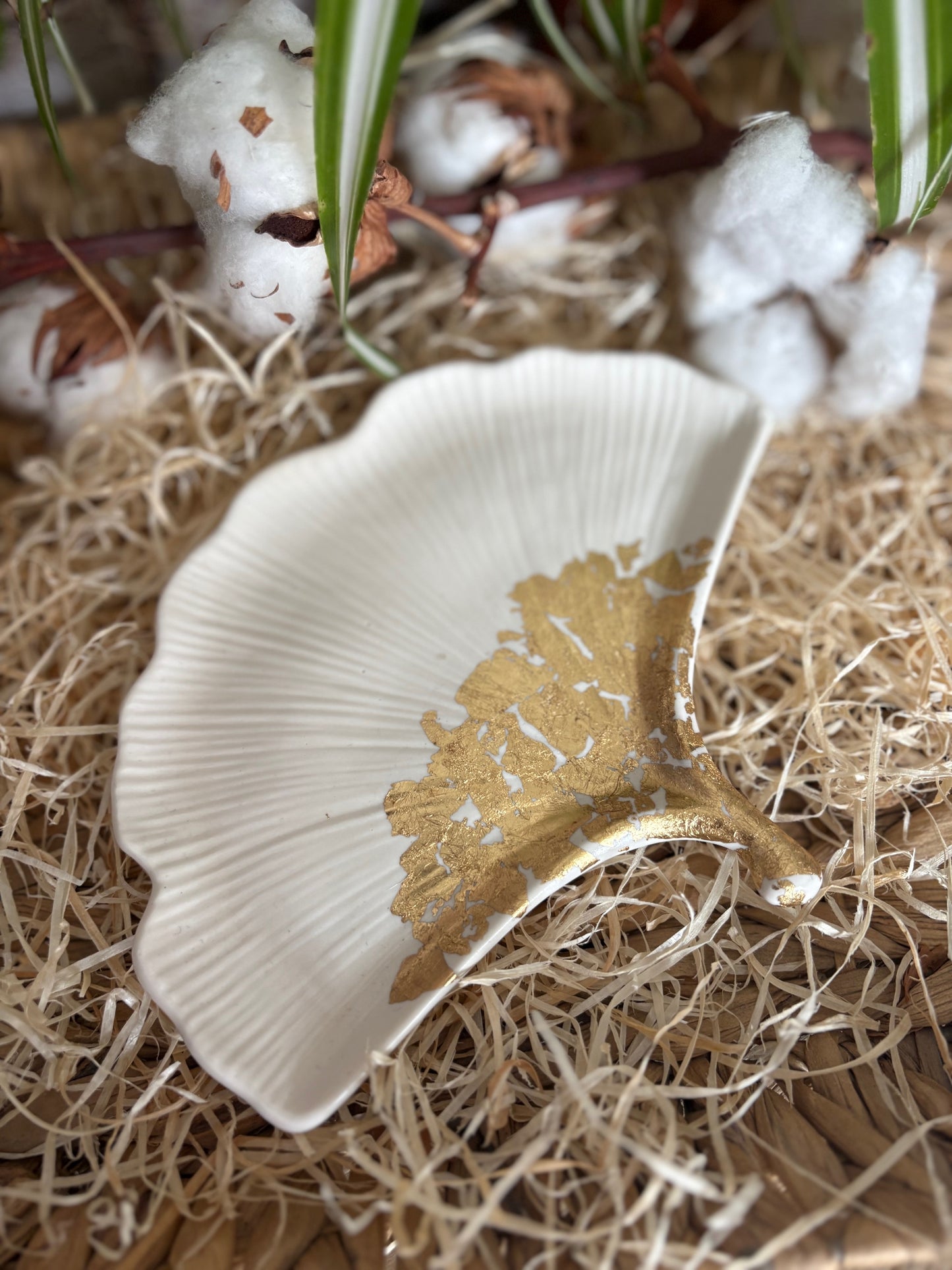 Plateau décoratif / vide poche en Jesmonite : Feuille de Ginkgo avec feuilles doré