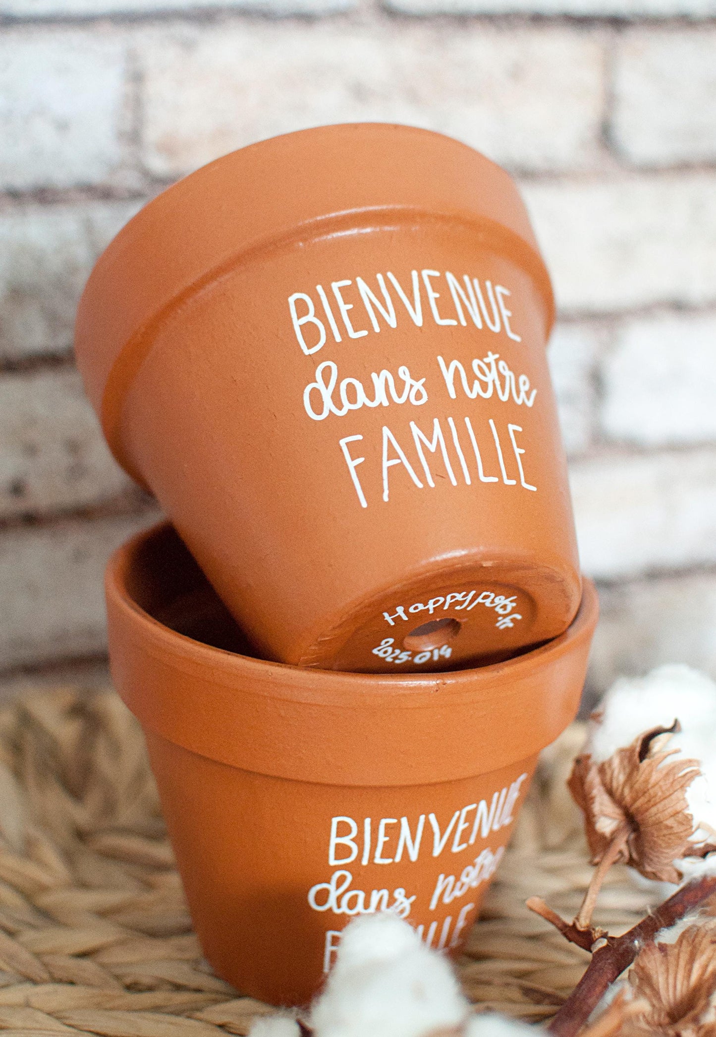 Cache pot / pot de fleur en terre cuite personnalisé "Bienvenue dans notre famille"