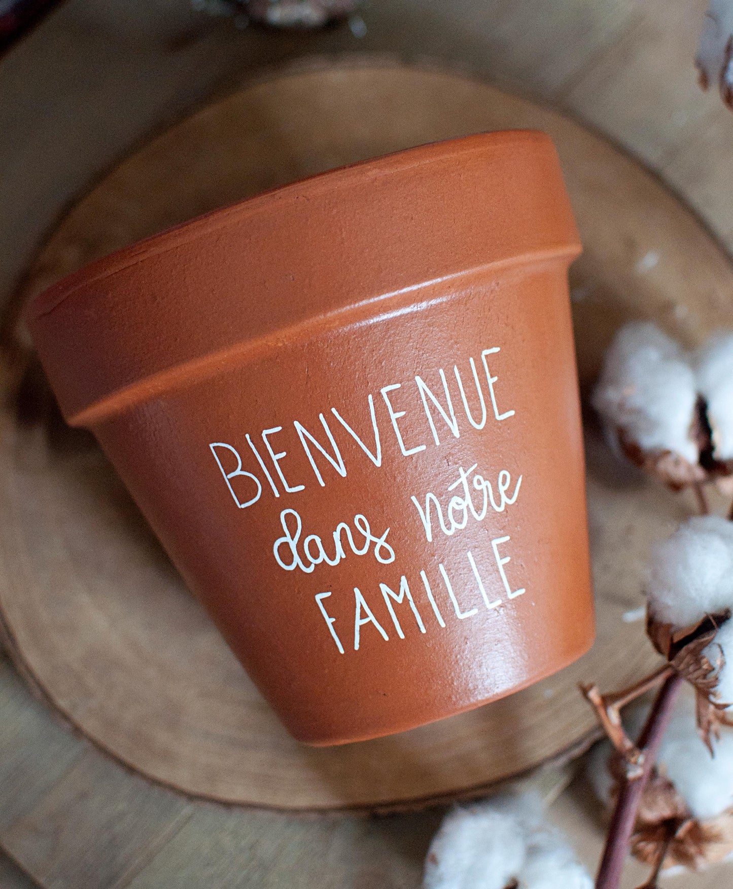 Cache pot / pot de fleur en terre cuite personnalisé "Bienvenue dans notre famille"