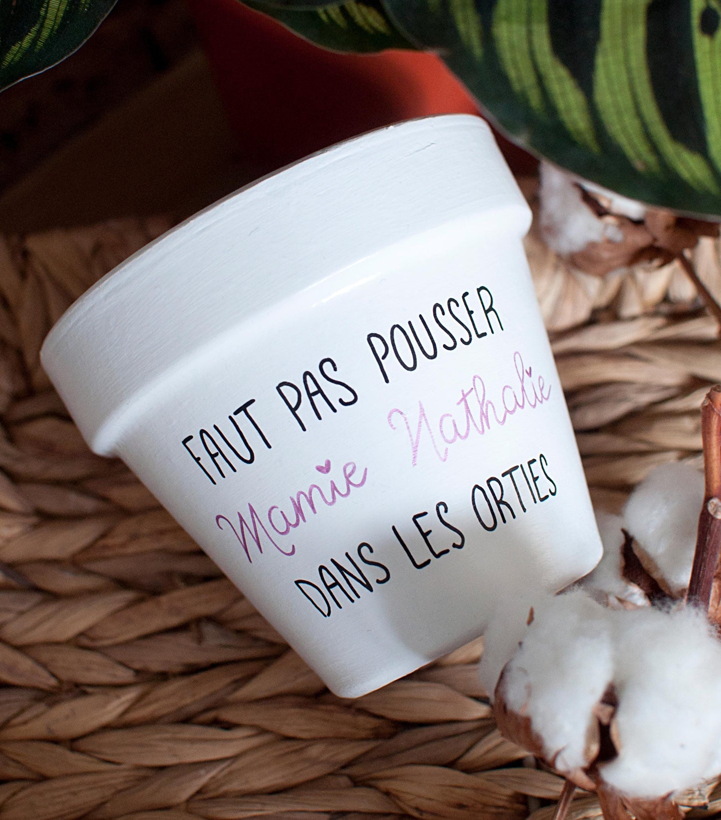 Cache pot / pot de fleur en terre cuite personnalisé "Faut pas pousser mamie dans les orties" / fête des mamies , cadeau mamie