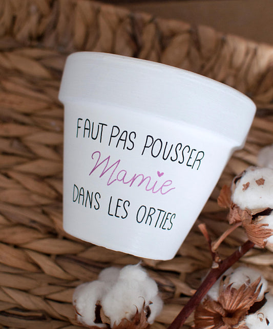Cache pot / pot de fleur en terre cuite personnalisé "Faut pas pousser mamie dans les orties" / fête des mamies , cadeau mamie