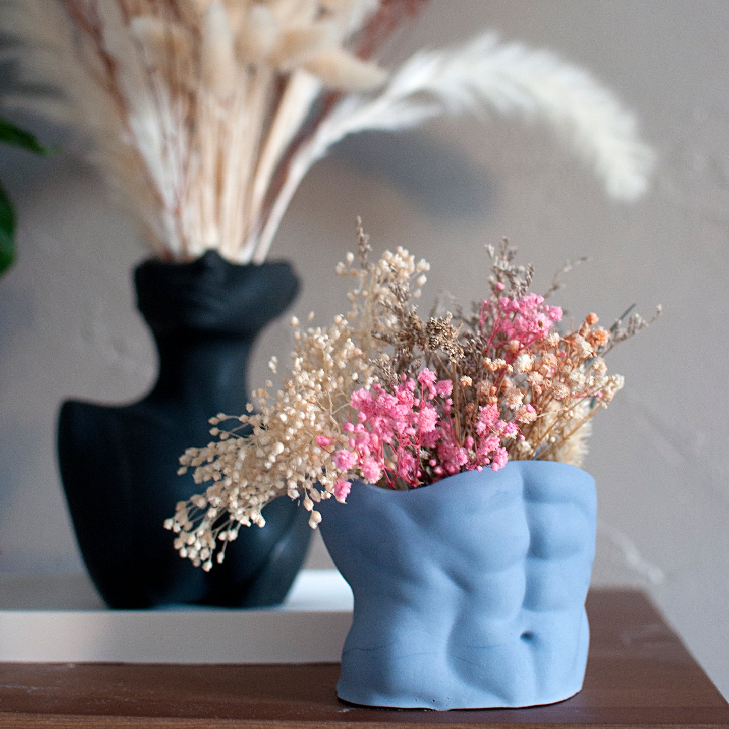 Vase pour fleurs séchées ou pot à crayon en Jesmonite : Mister bidou - Bleu