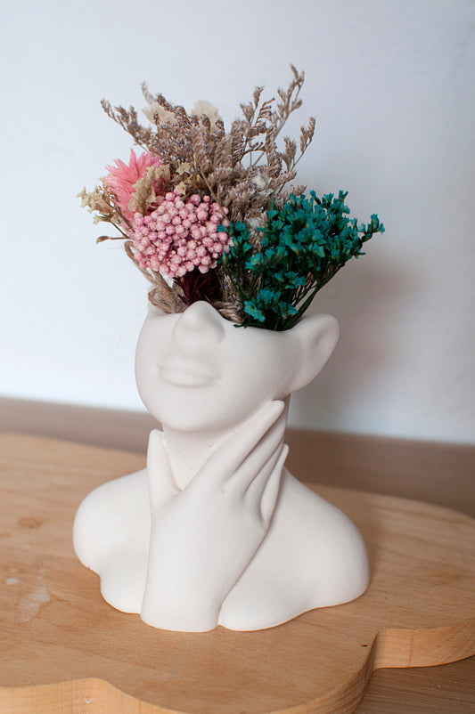 Vase pour fleurs séchées : Visage avec main en Jesmonite - Blanc