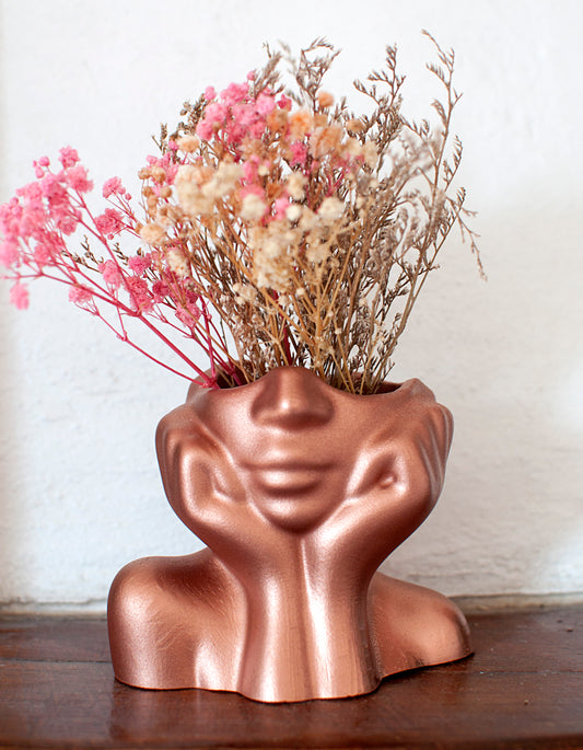 Vase pour fleurs séchées en Jesmonite : Visage féminin / couleur cuivré