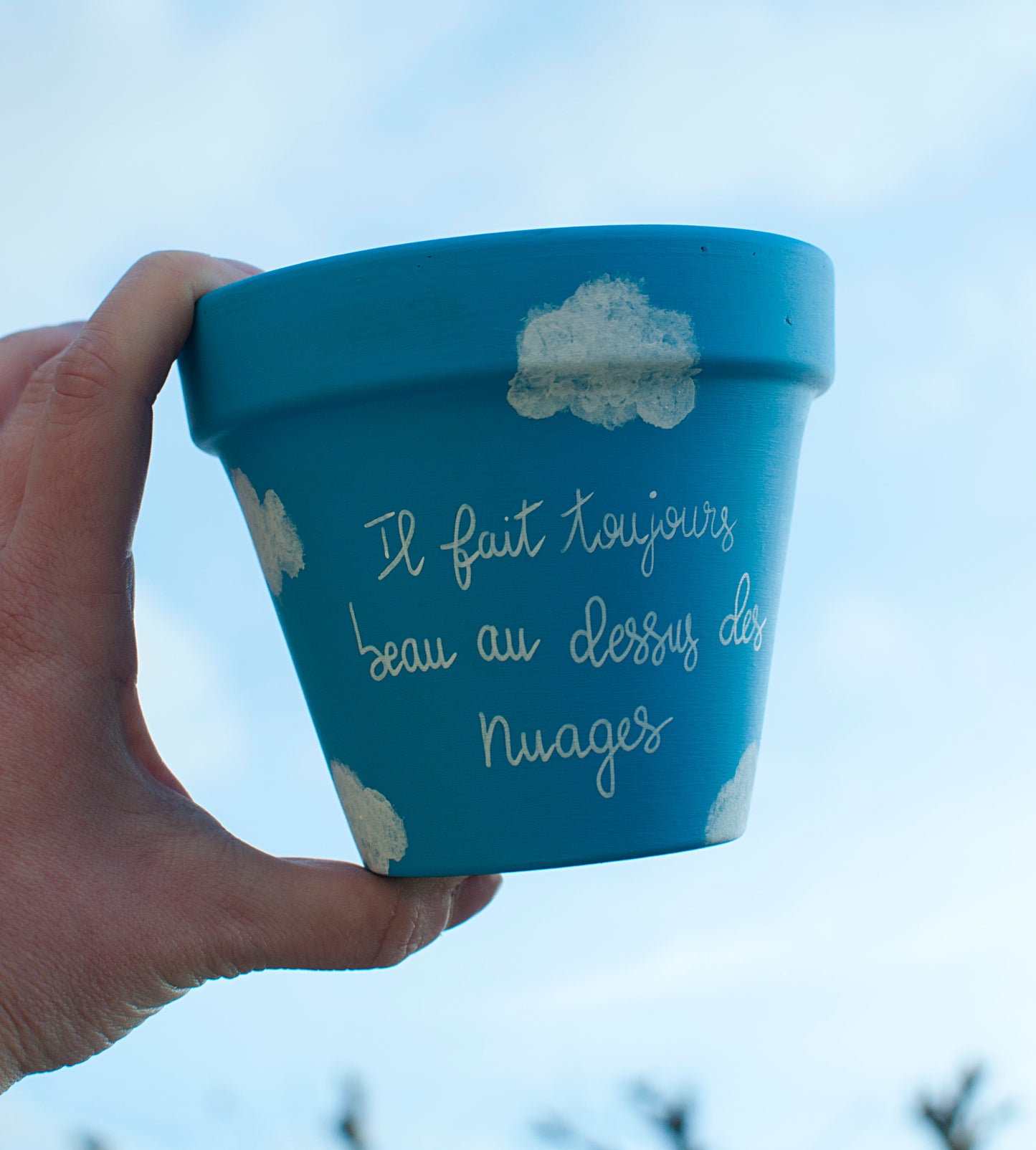 Cache pot / Pot en terre cuite  : «  il fait toujours beau au dessus des nuages  »