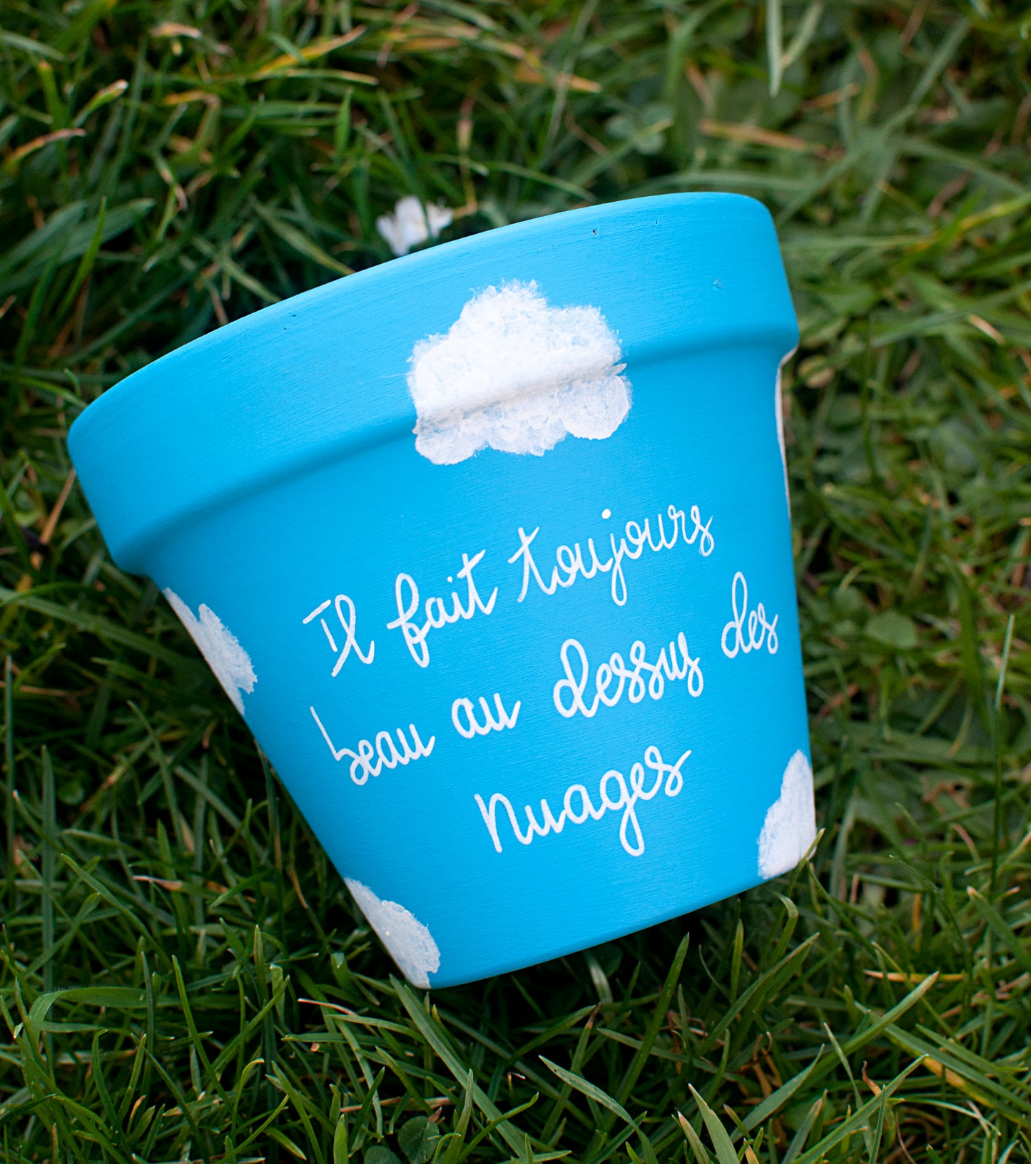 Cache pot / Pot en terre cuite  : «  il fait toujours beau au dessus des nuages  »