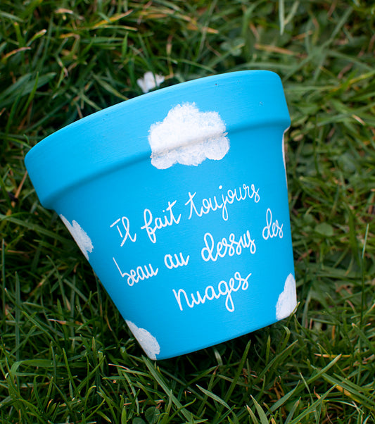 Cache pot / Pot en terre cuite  : «  il fait toujours beau au dessus des nuages  »