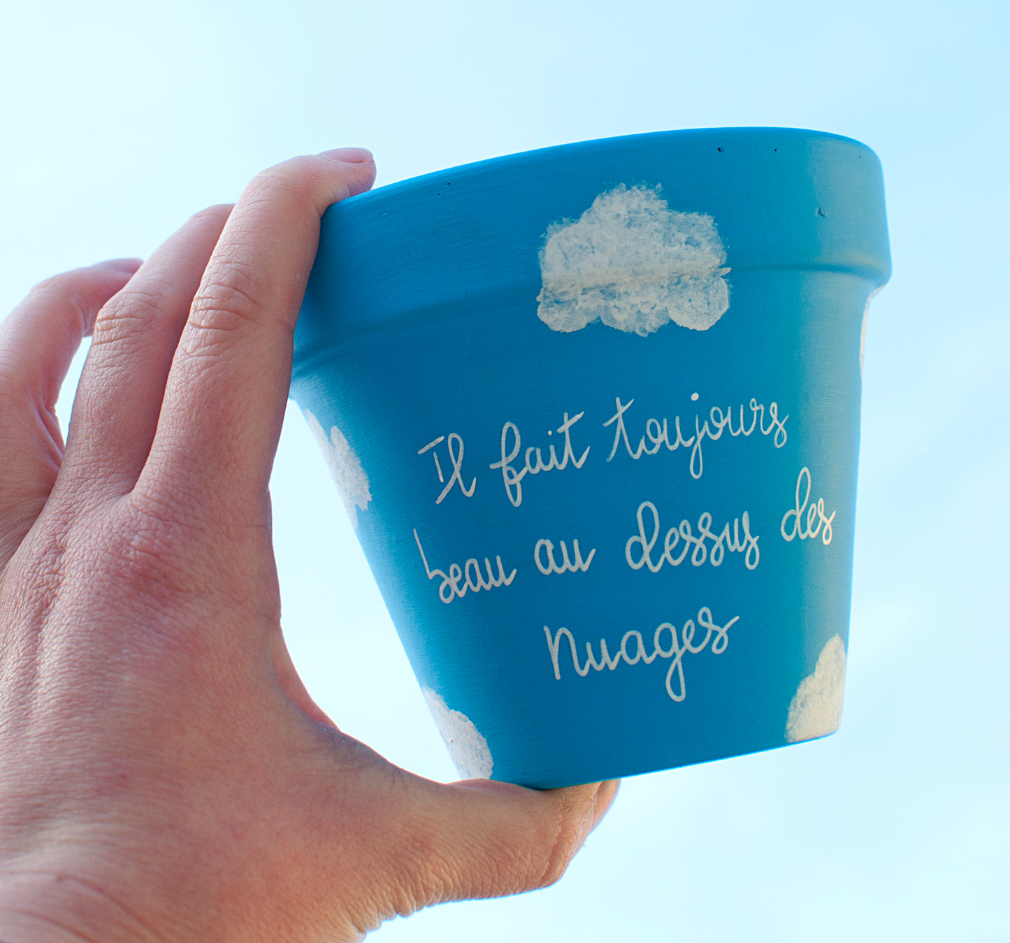 Cache pot / Pot en terre cuite  : «  il fait toujours beau au dessus des nuages  »