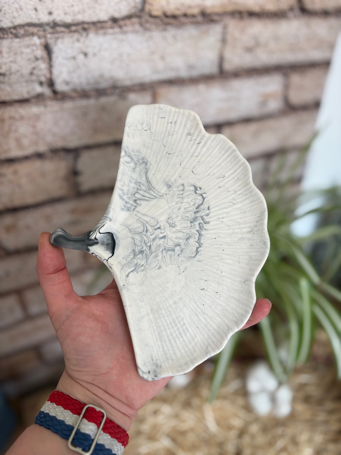 Plateau décoratif / vide poche en Jesmonite : Feuille de Ginkgo - Marbré